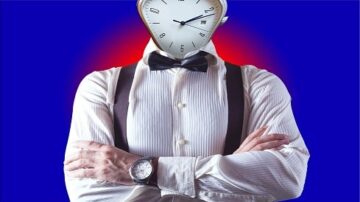 رجل يرتدي قميصًا أبيض وبنطالًا أسود مع ربطة عنق، رأسه عبارة عن ساعة حائط، يقف مع ذراعيه المتقاطعتين على صدره، خلفية زرقاء مع تأثيرات ضوئية حمراء.