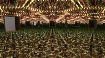 غرفة مغطاة بمرايا وأضواء ملونة تخلق تأثير الانعكاس اللامتناهي، مع وجود إطارات صور معلقة في الهواء. تصميم فني حديث يبرز الجمال البصري والتفاعل مع الضوء.