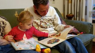دراسة : القراءة للأطفال من الكتب المطبوعة أفضل من الإلكترونية