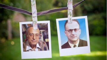 صورتان ملونتان لشخصين، معلقان بواسطة مشابك على حبل في حديقة خضراء. الصورة اليمنى تظهر شخصًا يرتدي نظارات وقميصًا داكنًا، بينما الصورة اليسرى تظهر نفس الشخص في زي غير رسمي.