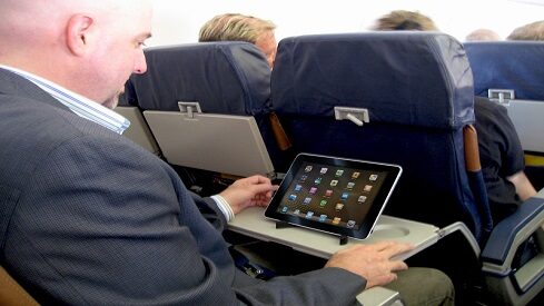 airplane-tablet كنوز المعرفة الإلكترونية خير رفيق في السفر