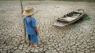 Children and climate change 100مليون فقير آخر عام 2030 بسبب تغير المناخ