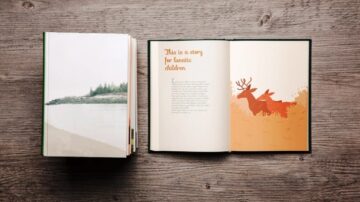 صورة لكتب موضوعة على سطح خشبي. يظهر كتاب مفتوح في المنتصف يحتوي على نص قصصي ورسوم توضيحية لظباء. الكتاب الآخر مغلق ويظهر غلافه. الخلفية تعكس جوًا هادئًا مع مشهد طبيعي.