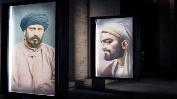 رجلان تاريخيان يظهران في لوحات إعلانات مضاءة في شارع مظلم، أحدهما يرتدي عمامة زرقاء والآخر عمامة بيضاء، مع تفاصيل دقيقة في ملامح الوجه والملابس.