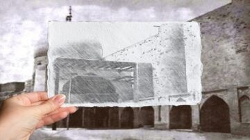 صورة تظهر يد تحمل ورقة بيضاء تحتوي على رسم تخطيطي لمبنى، بينما في الخلفية تظهر معالم معمارية تاريخية. الأجواء تعكس طابعًا قديمًا مع سماء غائمة.