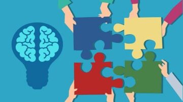 صورة توضح أيدي متعددة وهي تتعاون لوضع قطع من الألغاز الملونة مع وجود مصباح على شكل دماغ في الجهة اليسرى، مما يرمز إلى التفكير الإبداعي والتعاون في حل المشكلات.