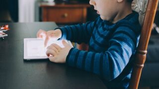 هل تدعم التكنولوجيا عملية تعلم الطفل أم تعيقها؟
