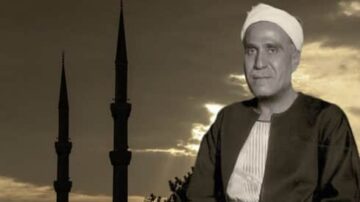 رجل بملابس تقليدية وعمامة أمام مآذن مسجد في سماء غائمة وقت الشروق أو الغروب.