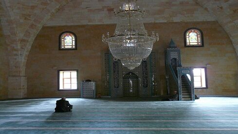 بيت من بيوت الله المسجد خارج اوقات الصلاة فارغ من الملين ويجلس رجل واحد