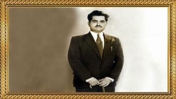 رجل يرتدي بدلة أنيقة وقبعة، يقف في وضعية رسمية مع عصا في يده. الصورة بالأبيض والأسود محاطة بإطار ذهبي مزخرف، تعكس أسلوبًا كلاسيكيًا وأجواء تاريخية.