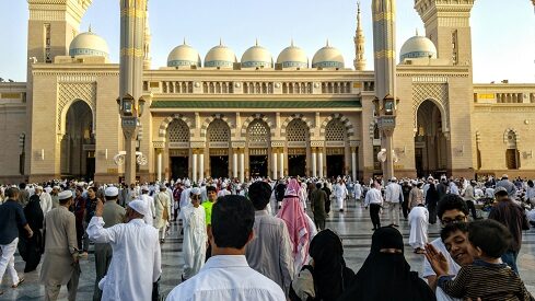 ساحة المسجد النبوي بالمدينة المنورة تمتلئ بالمسلمين بعد وقت الصلاة