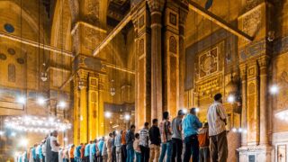 مسجد بطابع معماري والمسلمون يصلون