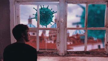 رجل يجلس أمام نافذة مكسورة، ينظر إلى مشهد خارجي يظهر فيروس مجسم يطفو في الهواء فوق مباني تاريخية. تعبير وجهه يعكس القلق والتفكير. يعكس الصورة تأثير الأوبئة على الحياة اليومية.