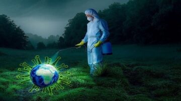 شخص يرتدي بدلة واقية ويقوم برش مادة على الكرة الأرضية المتواجدة في حقل، يرمز إلى مكافحة الفيروسات وتطبيق تدابير الصحة العامة في البيئة.