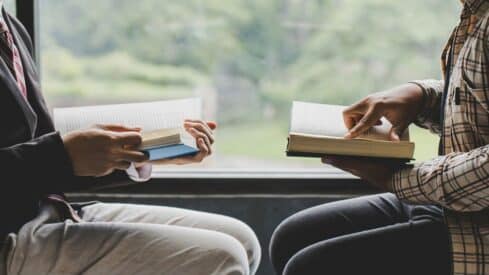 رجلان يقرأون كتب
