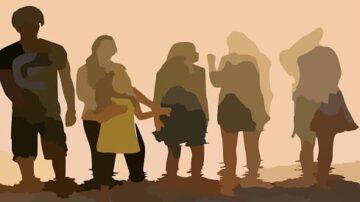 مجموعة من الأشخاص silhouetted على خلفية بلون دافئ، مع انعكاسات على سطح الماء. تظهر الأشكال بشكل غير واضح، مما يخلق تأثيرًا فنيًا مميزًا.