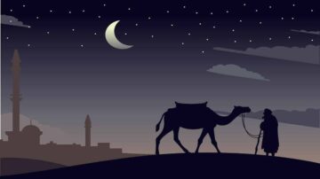رجل يقود جملًا تحت سماء الليل المليئة بالنجوم، مع هلال في الأفق. تظهر معالم معمارية إسلامية مثل المآذن في الخلفية، مما يضفي طابعًا ثقافيًا على المشهد.