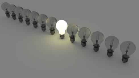 light-bulbs-1125016_1920 لماذا تنحرف الأفكار عن مسارها؟