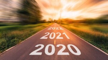 صورة لطريق يمتد نحو الأفق مع أرقام السنوات 2020 و2021 و2022 مرسومة على الأسفلت، مما يرمز إلى مرور الوقت والتغيير. السماء مملوءة بألوان غروب الشمس، مما يضيف لمسة درامية للمشهد.