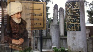 صورة تاريخية تظهر قبر أستاذ إيفندي، مع لافتة تحمل اسمه وتاريخ وفاته. خلفية الصورة تحتوي على شواهد قبور قديمة مكتوبة بالخط العربي، مما يبرز التراث الثقافي والتاريخي للمنطقة.