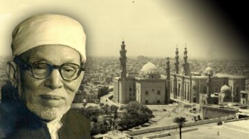 صورة تاريخية تظهر مشهداً لمدينة القاهرة مع معالمها المعمارية البارزة، بما في ذلك المساجد والقباب. في الجانب الأيسر، صورة رجل مسن يرتدي عمامة ونظارات، يعكس التراث الثقافي والديني للمدينة.