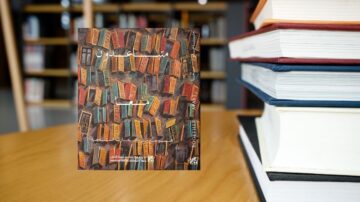 غلاف كتاب يظهر مجموعة من المكتبات الملونة بتصميم فني فريد، محاط بكتب مرتبة على طاولة خشبية في مكتبة. الكتاب يعكس جماليات الثقافة الأدبية ويبرز أهمية القراءة.