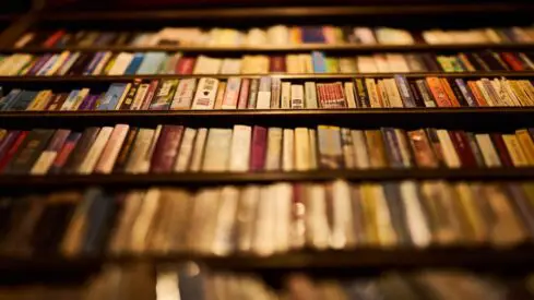ارفف مكتبة مليئة بالكتب