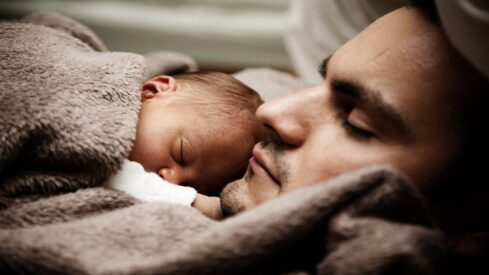 اب ينام مع ابنه