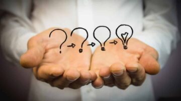 رجل يحمل يديه مفتوحتين مع رسومات توضيحية تتضمن علامات استفهام وأسهم ومصابيح، تشير إلى رحلة التفكير والإبداع.