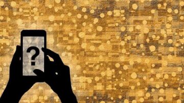 هاتف محمول يحمل علامة استفهام مع خلفية ذهبية مزخرفة تتضمن نقاطاً ونقوشاً. تصميم يرمز إلى الاستفسار والبحث عن المعلومات.