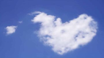 سحابة على شكل قلب في سماء زرقاء صافية، تعكس الرومانسية والهدوء.
