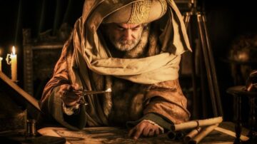 رجل مسن يرتدي عمامة وقماشًا تقليديًا يجلس أمام خريطة قديمة، يستخدم أداة قياس. الإضاءة الخافتة تبرز تفاصيل الغرفة القديمة والأدوات المحيطة، مما يخلق جوًا تاريخيًا.