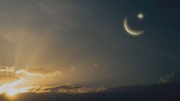 مشهد غروب الشمس مع سحابة من الغيوم، يظهر في السماء هلال قمر مضيء ونجم ساطع. السماء تتدرج بين الأزرق الداكن والبرتقالي الدافئ، مما يخلق جوًا ساحرًا وهادئًا.