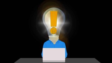 شخص يجلس أمام جهاز كمبيوتر محمول، ورأسه عبارة عن لمبة مضيئة تحمل علامة تعجب. الخلفية سوداء، مما يبرز الإضاءة واللون الزاهي لللمبة. التصميم يرمز إلى الإبداع والأفكار الجديدة.