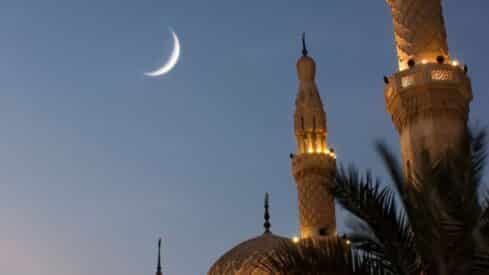 مئاذن مأذنة مسجد وقبة وظهور للهلال في السماء