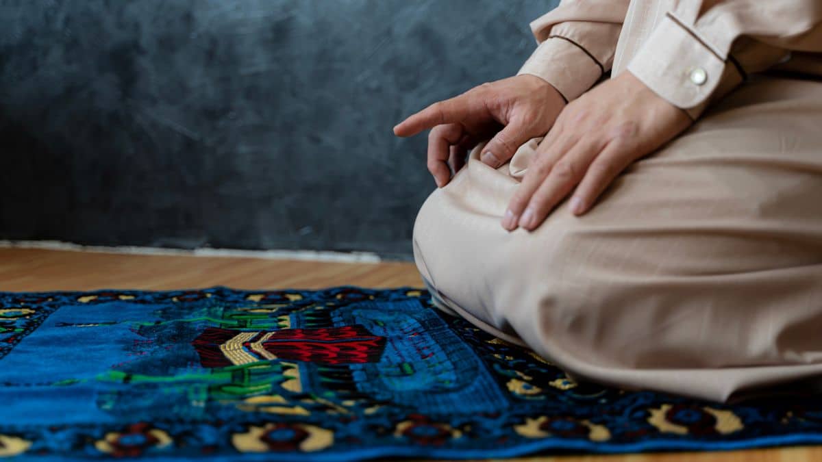 التشهد في الصلاة.. ختام إيماني جامع يوازي فاتحتها التشهد في الصلاة.. ختام إيماني جامع يوازي فاتحتها