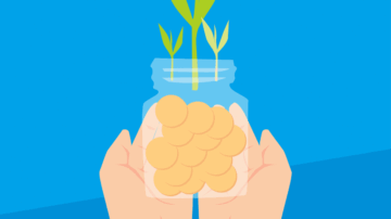 يد تحمل جرة زجاجية تحتوي على قطع نقدية ونباتات خضراء تنمو منها، مع خلفية زرقاء. تعكس الصورة فكرة الاستثمار والنمو المالي.