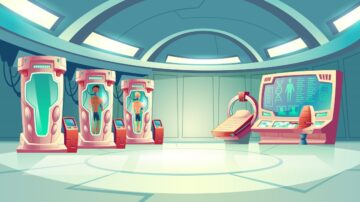 غرفة مستقبلية تحتوي على ثلاثة كبسولات تعقيمية تحمل أشخاصًا داخلها، مع شاشة عرض رقمية كبيرة وجهاز طبي على الجانب. الإضاءة هادئة، والألوان زاهية، مما يخلق جوًا تكنولوجيًا متقدمًا.