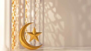 خلفية رمضانية تتضمن هلالًا ونجمة ذهبية، مع أعمدة بيضاء وظلال دافئة، تعكس أجواء الاحتفال.