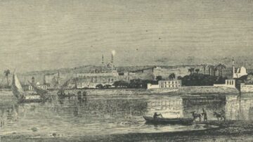 منظر تاريخي لنهر مع قوارب شراعية، يظهر مبانٍ قديمة وحدائق على ضفاف النهر. تبرز المعالم الأثرية في الخلفية مع جبال خفيفة في الأفق. تعكس المياه صورة جميلة للسماء والجبال، مما يخلق جوًا هادئًا.