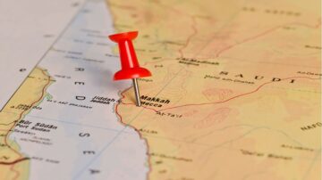 خريطة توضح موقع مكة في السعودية مع دبابيس حمراء تشير إلى الموقع، وتظهر تفاصيل جغرافية حول المدينة.