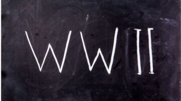 لوحة طباشير سوداء مكتوب عليها "WWII" بأحرف بيضاء، تمثل الحرب العالمية الثانية.
