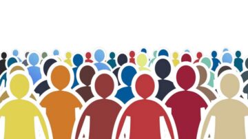 مجموعة كبيرة من الأشخاص الملونين تتجمع معًا، تمثل التنوع والشمولية. الرسوم التوضيحية تعكس مجموعة متنوعة من الأفراد بألوان مختلفة، مما يسجل أهمية التفاعل الاجتماعي والتعاون.