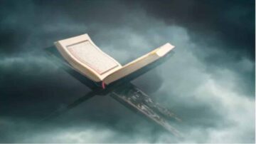 كتاب مفتوح يطفو فوق سحابة داكنة، مع إضاءة خافتة تعكس صفحة الكتاب. تعبير عن الروحانية والعمق الفكري.