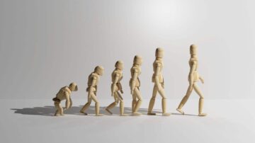 تظهر الصورة تطور شخصيات خشبية من شكل قرفصاء إلى شخصية واقفة تمشي، مع تدرج في الحجم من الأصغر إلى الأكبر.背景 بسيط بلون رمادي فاتح مما يبرز الشخصيات.