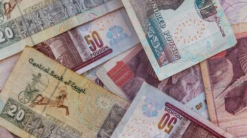 نقود مصرية متنوعة تشمل فئات 20 و50 و100 جنيه، مع تفاصيل تصميمية ملونة ومختلفة، تعكس الثقافة والاقتصاد المصري.