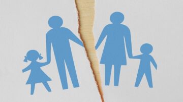 صورة توضح تمثيل عائلي مكون من شخصين بالغين وطفلين، حيث يظهر انقسام بين العائلة بفعل تمزق ورقة. يعكس هذا المشهد موضوع التغيرات العائلية أو الانفصال.