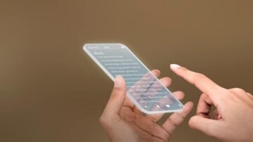 هاتف ذكي شفاف يُظهر نص كتاب إلكتروني، مع يد تشير إلى الشاشة، على خلفية بلون بني.