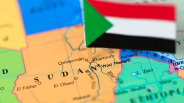 خريطة توضح موقع السودان مع علم صغير للسودان يظهر في الزاوية. تظهر المدن الرئيسية مثل الخرطوم و واو.