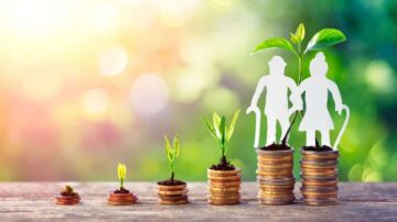 نمو المال والاستثمار في المستقبل حيث تظهر عملات معدنية تتزايد مع نمو النباتات. يرمز الشكل الورقي لشخصين مسنّين إلى التخطيط المالي للتقاعد.